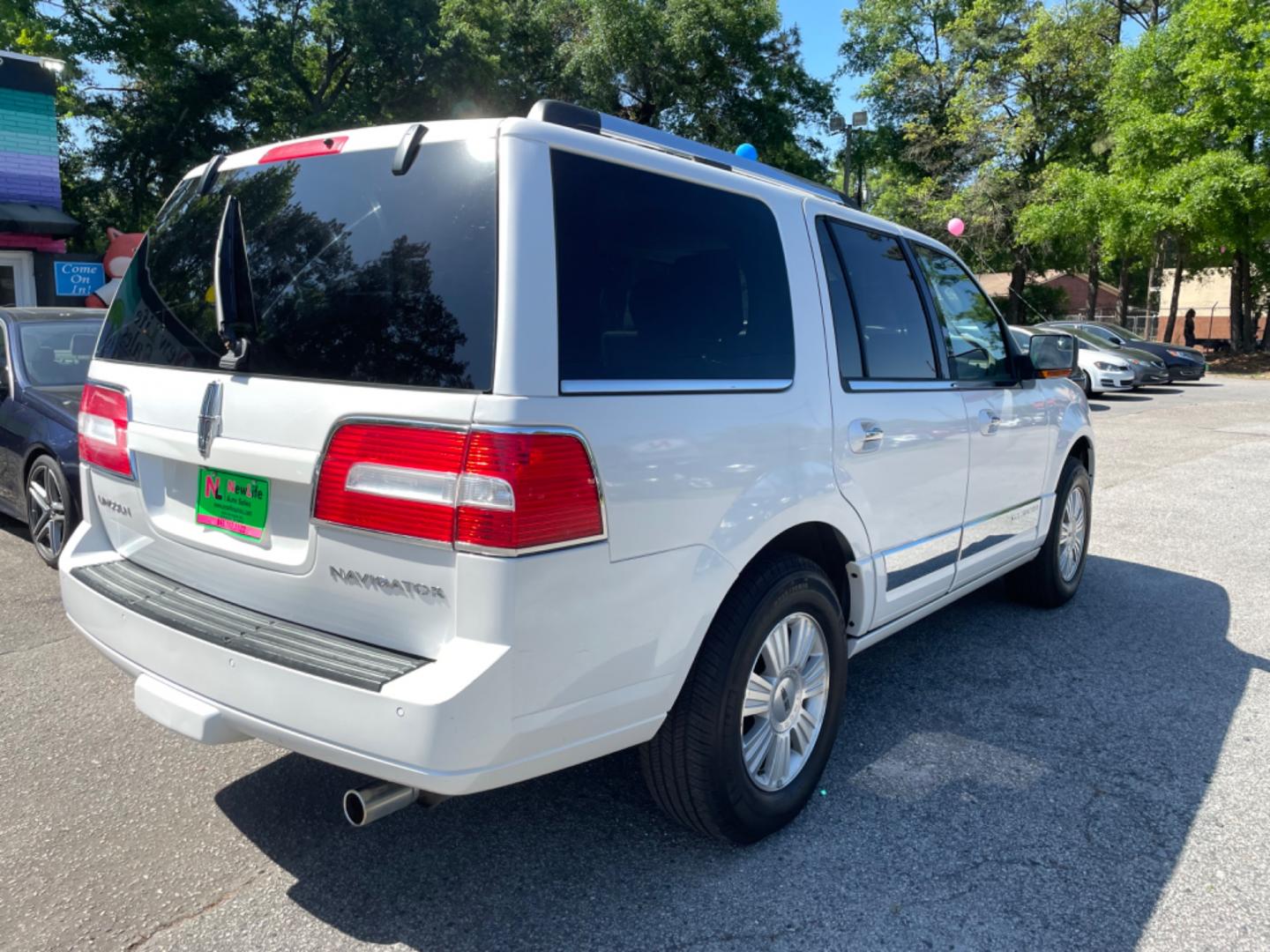 2013 WHITE LINCOLN NAVIGATOR BASE (5LMJJ2J50DE) with an 5.4L engine, Automatic transmission, located at 5103 Dorchester Rd., Charleston, SC, 29418-5607, (843) 767-1122, 36.245171, -115.228050 - Photo#6